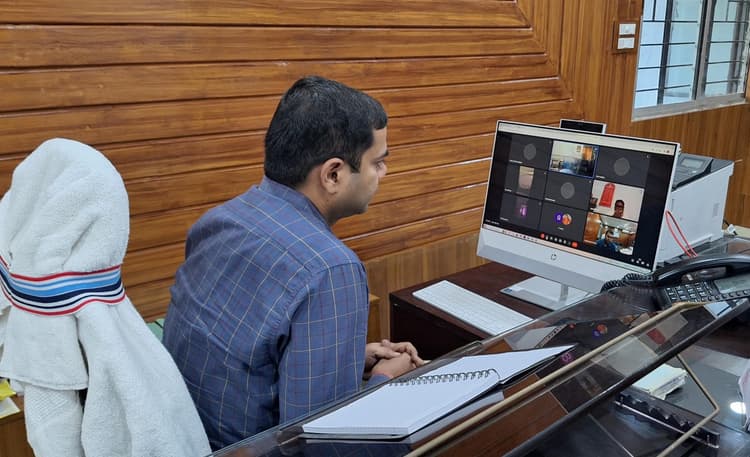 Seraikela Kharsawan News : भवन निर्माण विभाग के इइ को फटकारा
