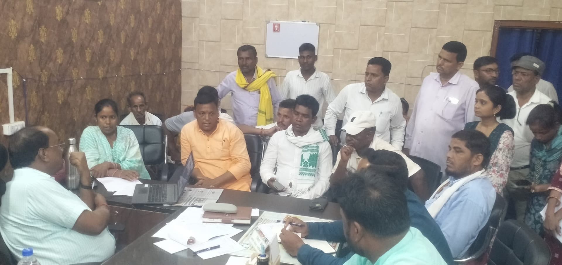 Giridih News :पंचायत सेवकों को कार्यशैली में सुधार की नसीहत