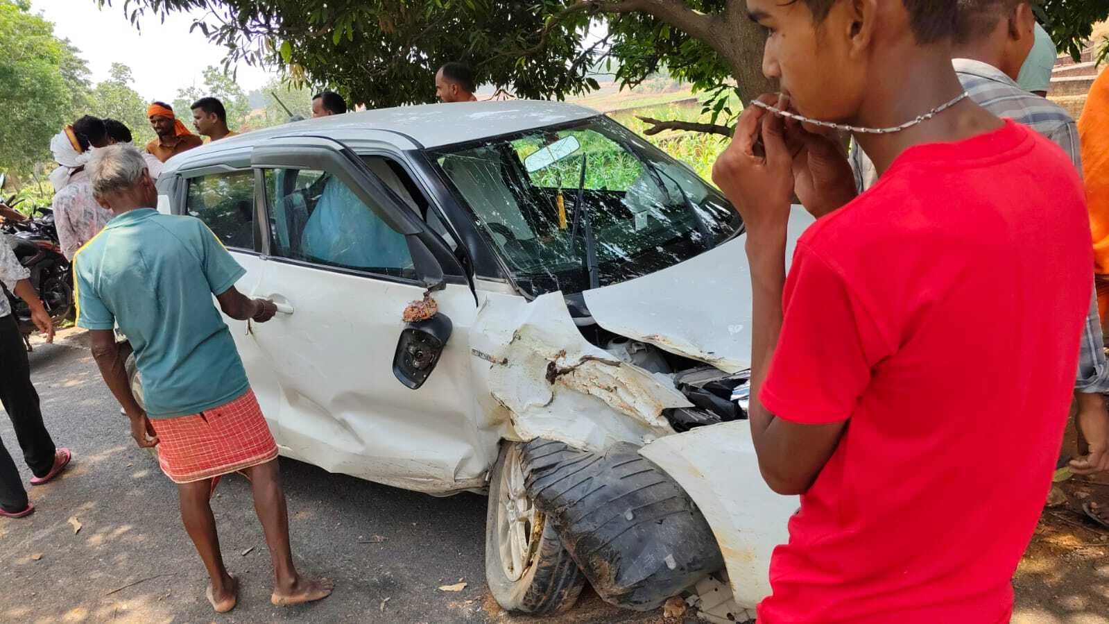 Giridih News :पेड़ से टकरायी अनियंत्रित कार,चार घायल