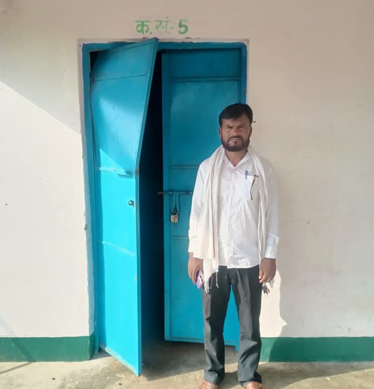 Giridih News :झुंड से बिछड़े हाथी ने घर, स्कूल व आंगनबाड़ी केंद्र का दरवाजा तोड़ा