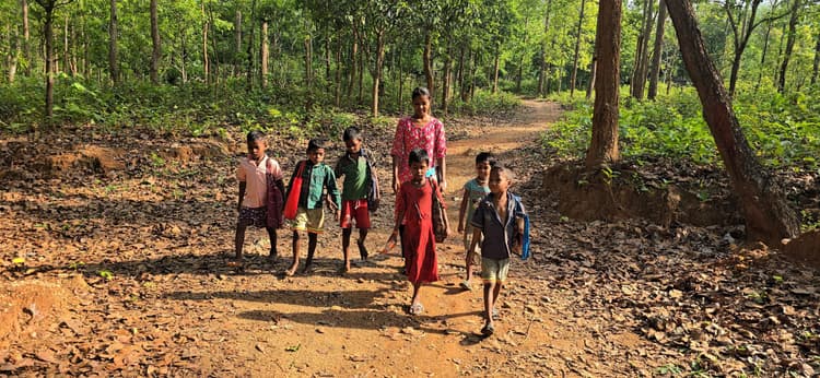 Chaibasa News : कांडेयोंग की बसंती ने गांव को शिक्षित करने का उठाया बीड़ा
