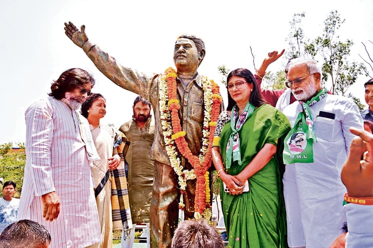 Political news : झामुमो ने दुर्गा सोरेन को याद किया, सीएम ने दी श्रद्धांजलि