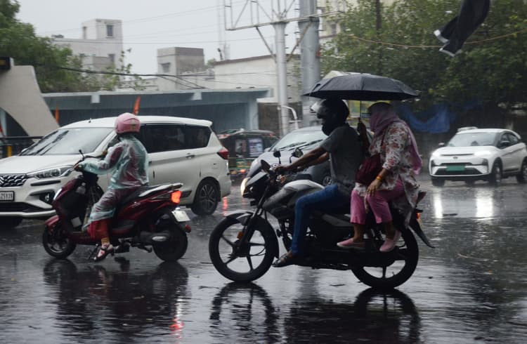 Dhanbad News : दिन में गर्मी, दोपहर के बाद बारिश और आंधी