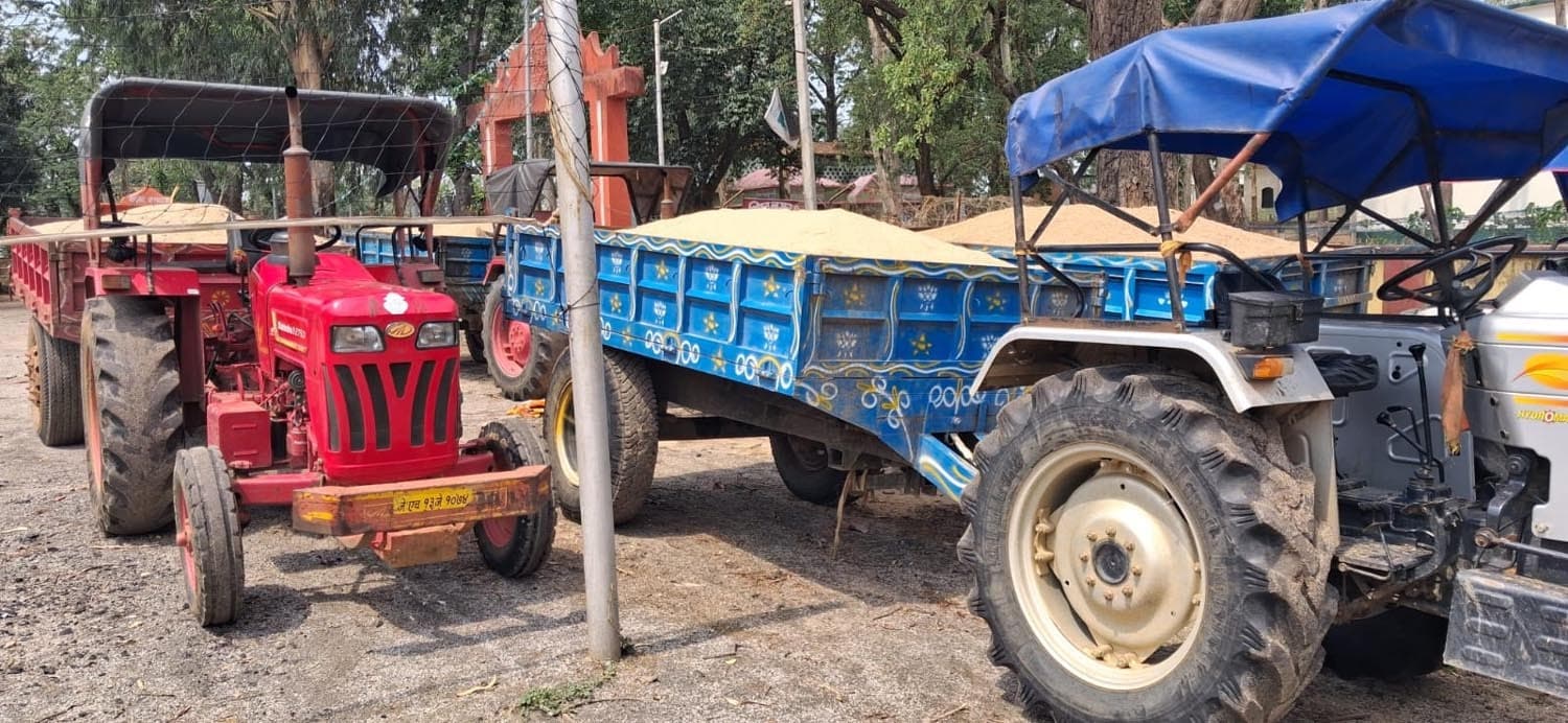 छापेमारी अभियान में बालू लदे पांच ट्रैक्टर जब्त