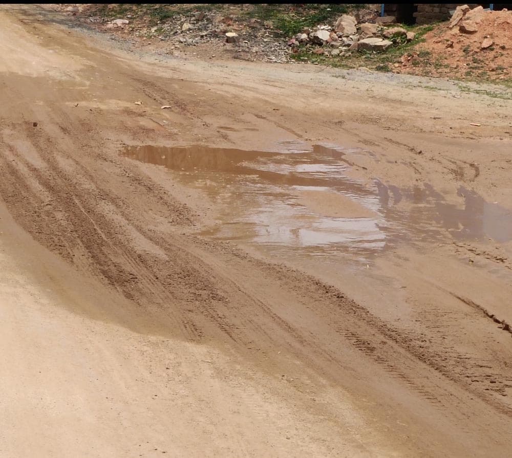 बारिश में कीचड़ से सन गया कच्चा डायवर्सन
