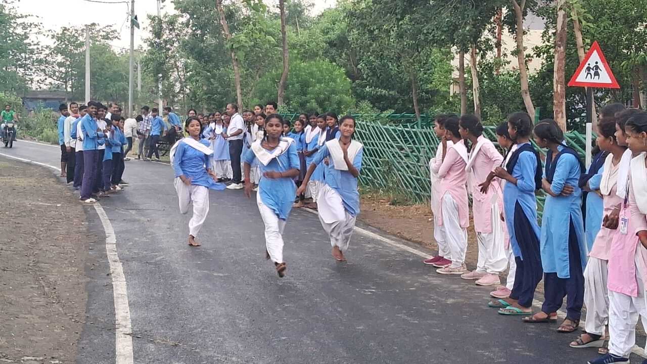 खेल मैदान के अभाव में पक्की सड़क पर छात्र-छात्राओं ने लगायी दौड़