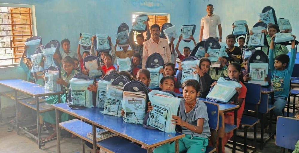 स्कूली बच्चों के बीच शिक्षण सामग्री का वितरण