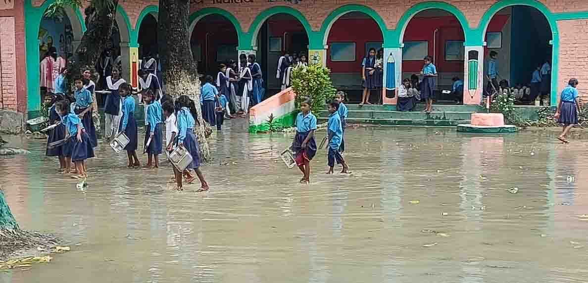 मवि महम्मदपुर बरसौनी में जलजमाव से छात्रों को दिक्कत