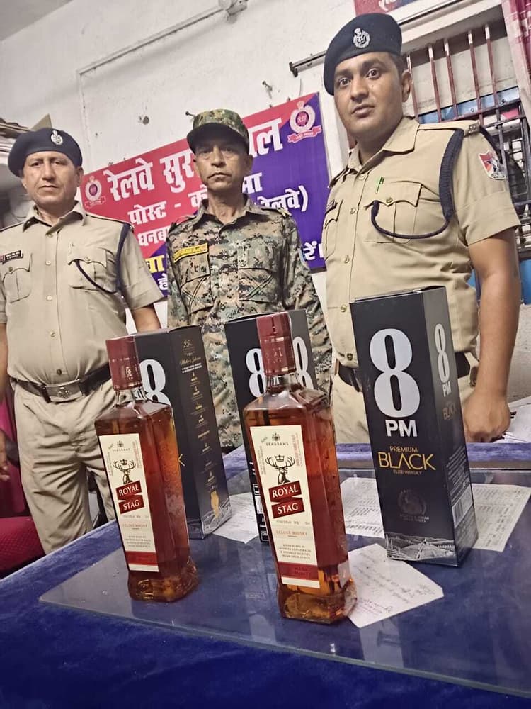 लावारिस हालत में पांच बोतल विदेशी शराब जब्त