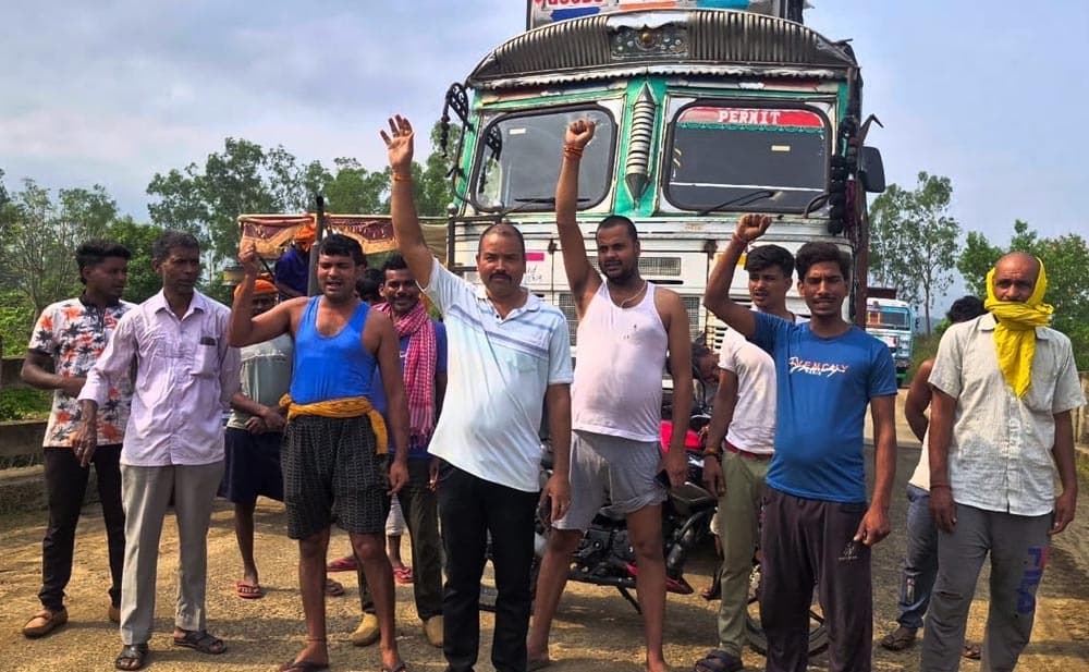 ग्रामीण सड़क से भारी वाहनों के परिचालन का विरोध