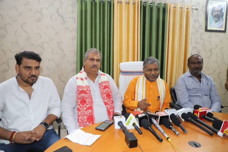 Jamshedpur news. राजनीतिक लाभ के लिए रोहिंग्या-बांग्लादेशी मुसलमानों को झारखंड में बसा कर डेमोग्राफी से छेड़छाड़ कर रही है हेमंत सरकार : बाबूलाल मरांडी