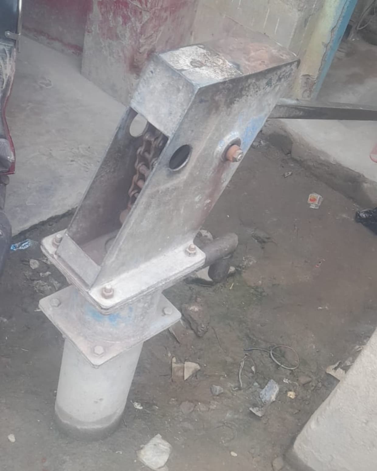 खराब है मुख्य बाजार का चापाकल, राहगीर परेशान