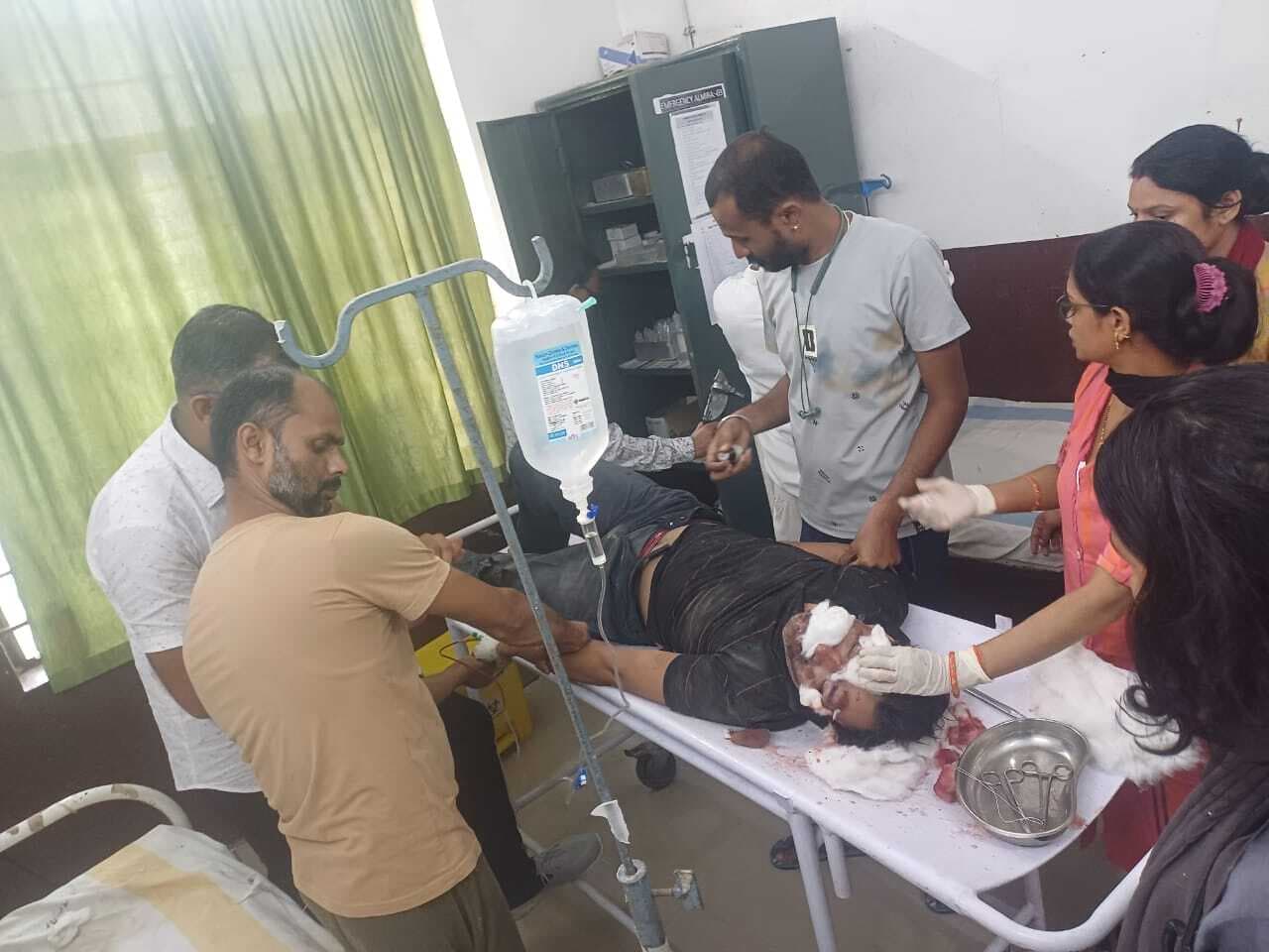 वाहन ने सड़क किनारे खड़े युवक को मारी टक्कर, गंभीर