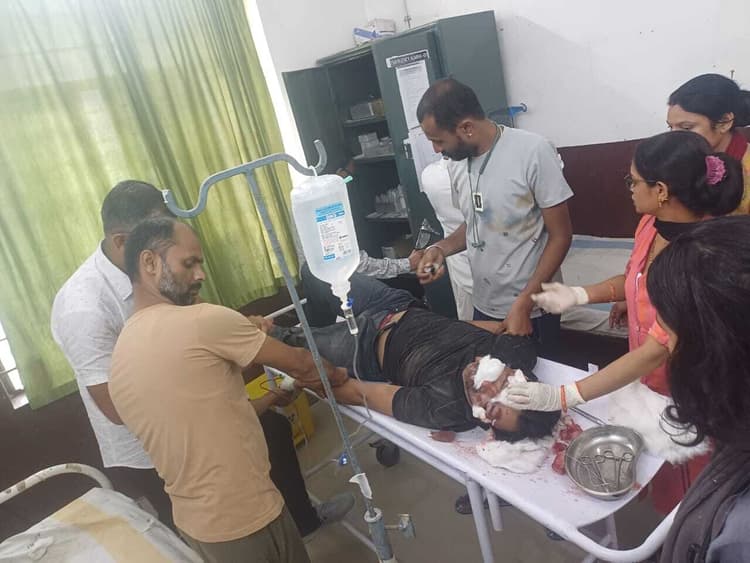 वाहन ने सड़क किनारे खड़े युवक को मारी टक्कर, गंभीर