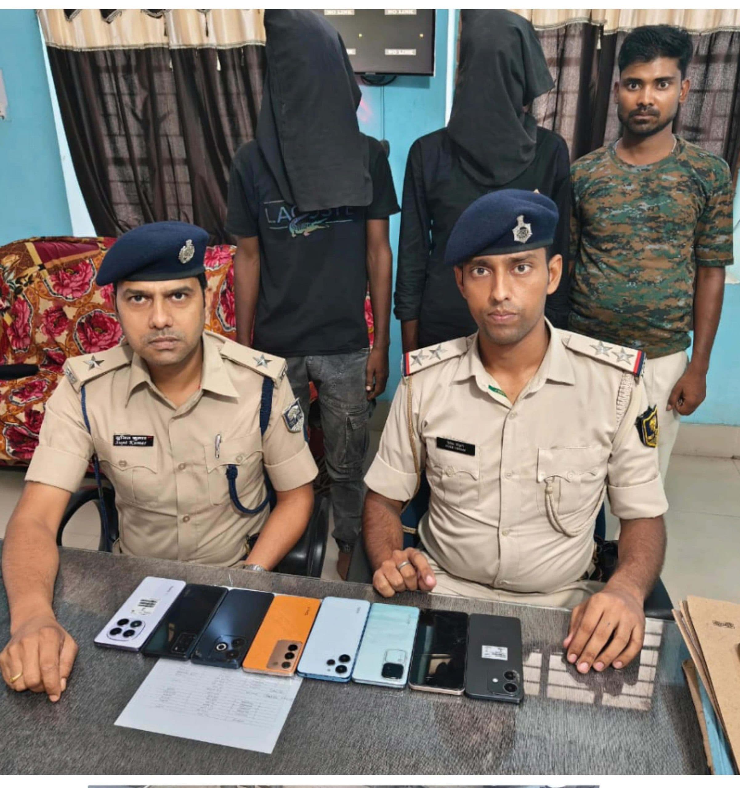 चोरी के मोबाइल व बाइक के साथ दो आरोपित गिरफ्तार