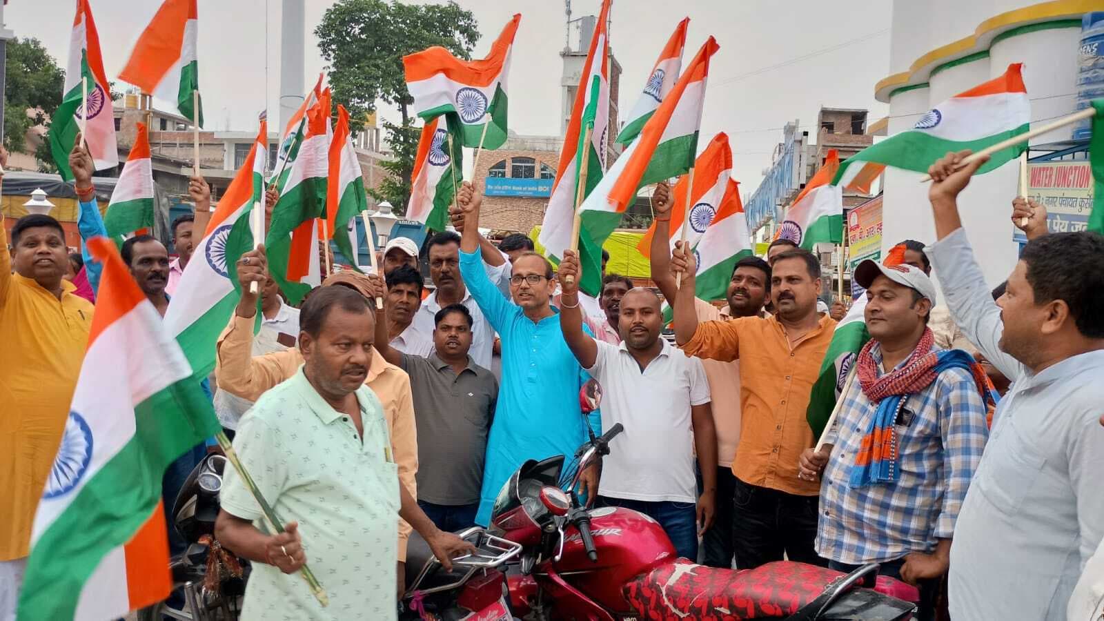 भाजपा कार्यकर्ताओं ने निकाला तिरंगा यात्रा