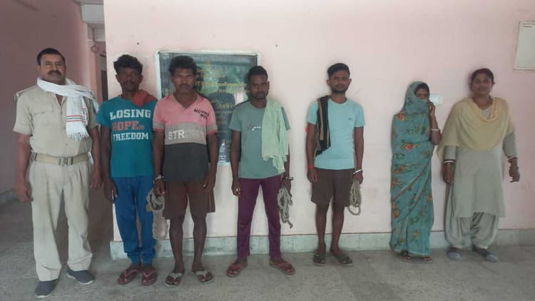 चार तस्कर व एक शराबी को किया गिरफ्तार