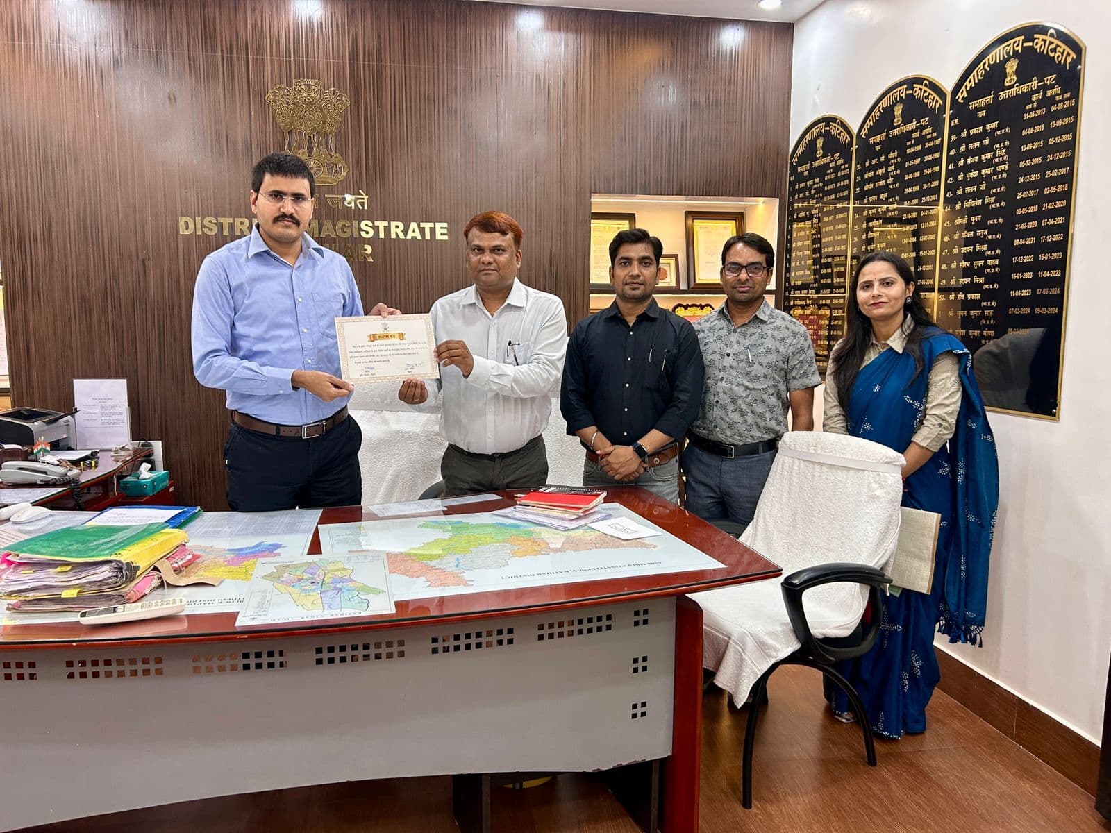 एफआर निर्माण में बेहतरी पर डीएम को डीएओ ने दिया प्रशंसा पत्र