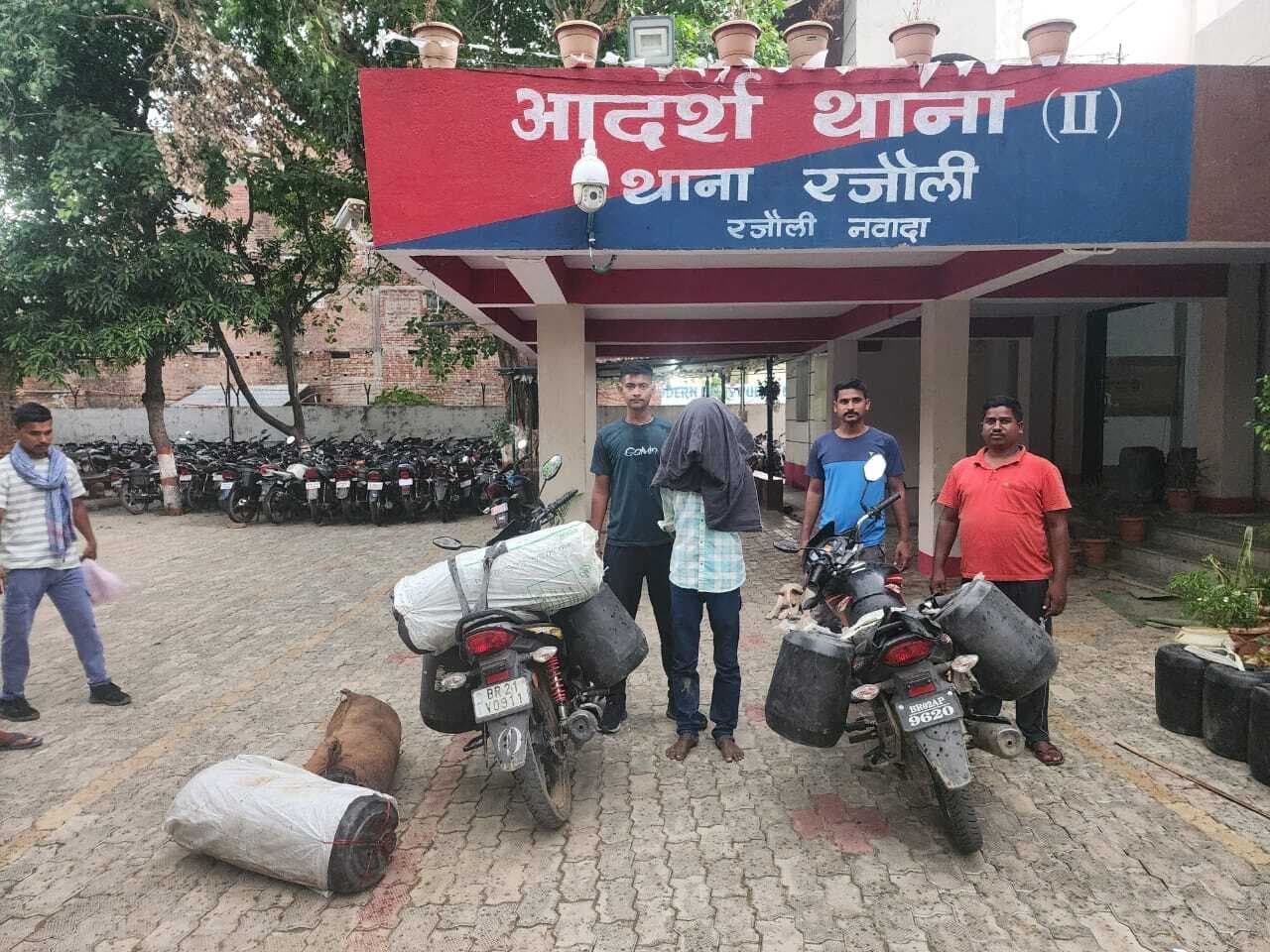 दो बाइकों पर लदी 250 लीटर शराब जब्त