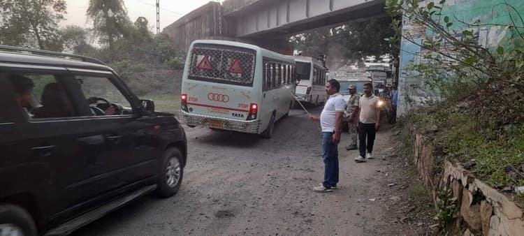 महारो रेलवे ओवरब्रिज के पास सड़क पर बड़े-बड़े गड्ढे, चालकों को असुविधा