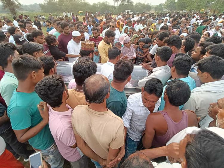 Deoghar news : मेराज की मौत से आक्रोशित लोगों ने थाने पर किया पथराव, बाजार बंद कराया, पुलिस ने भांजी लाठी