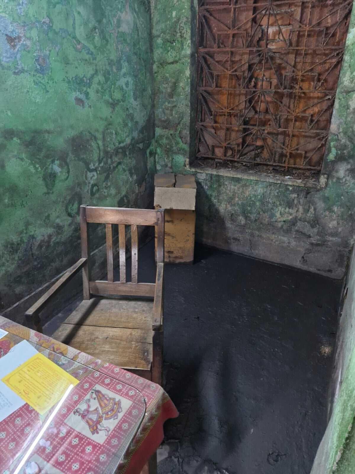 चितरा कोलियरी के हाजिरी घर में घुसा बारिश का पानी, परेशानी