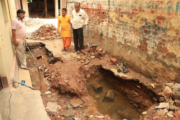 Jamshedpur news. 15 दिनों से पाइपलाइन क्षतिग्रस्त, रोजाना हजारों लीटर पानी हो रहा बर्बाद