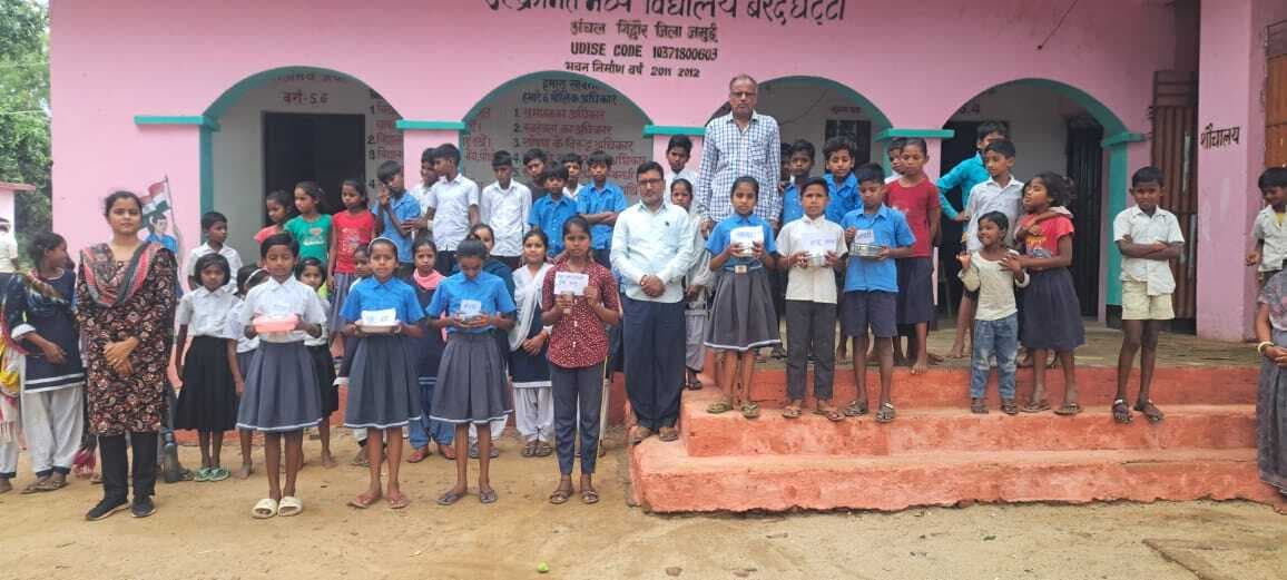 बच्चों ने बिहारी व्यंजन बनाकर शिक्षकों का मन मोहा