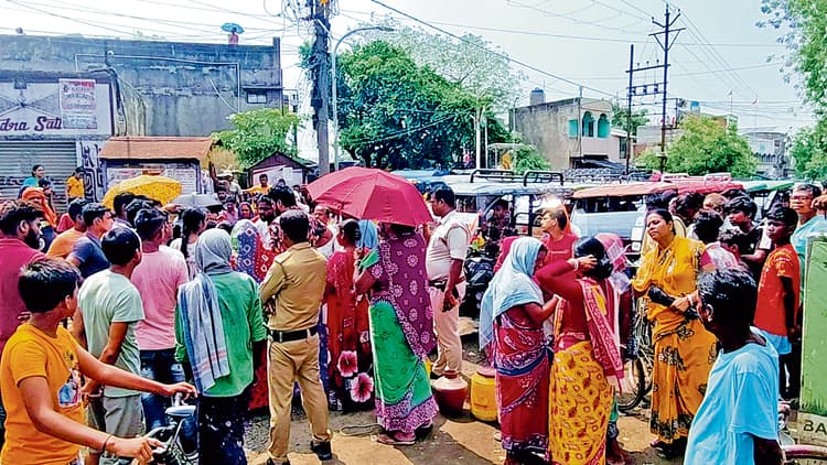 पानी के लिए वल्लभपुर के बांसतला में चक्काजाम