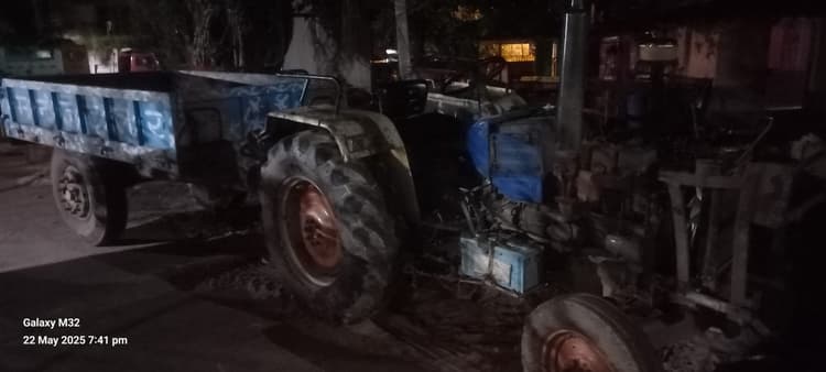अवैध बालू ले जा रहा एक ट्रैक्टर जब्त, दो ट्रैक्टर फरार