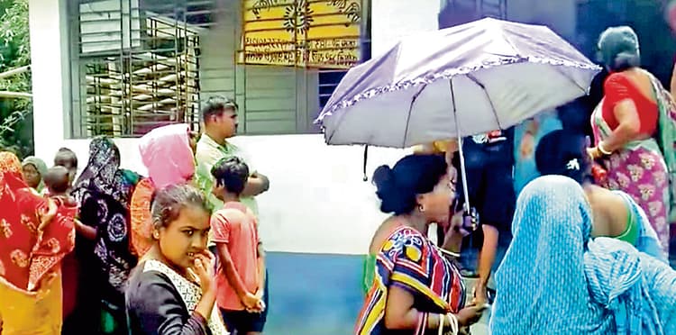 आंगनबाड़ी शिक्षिका को केंद्र में बंद कर जताया विरोध