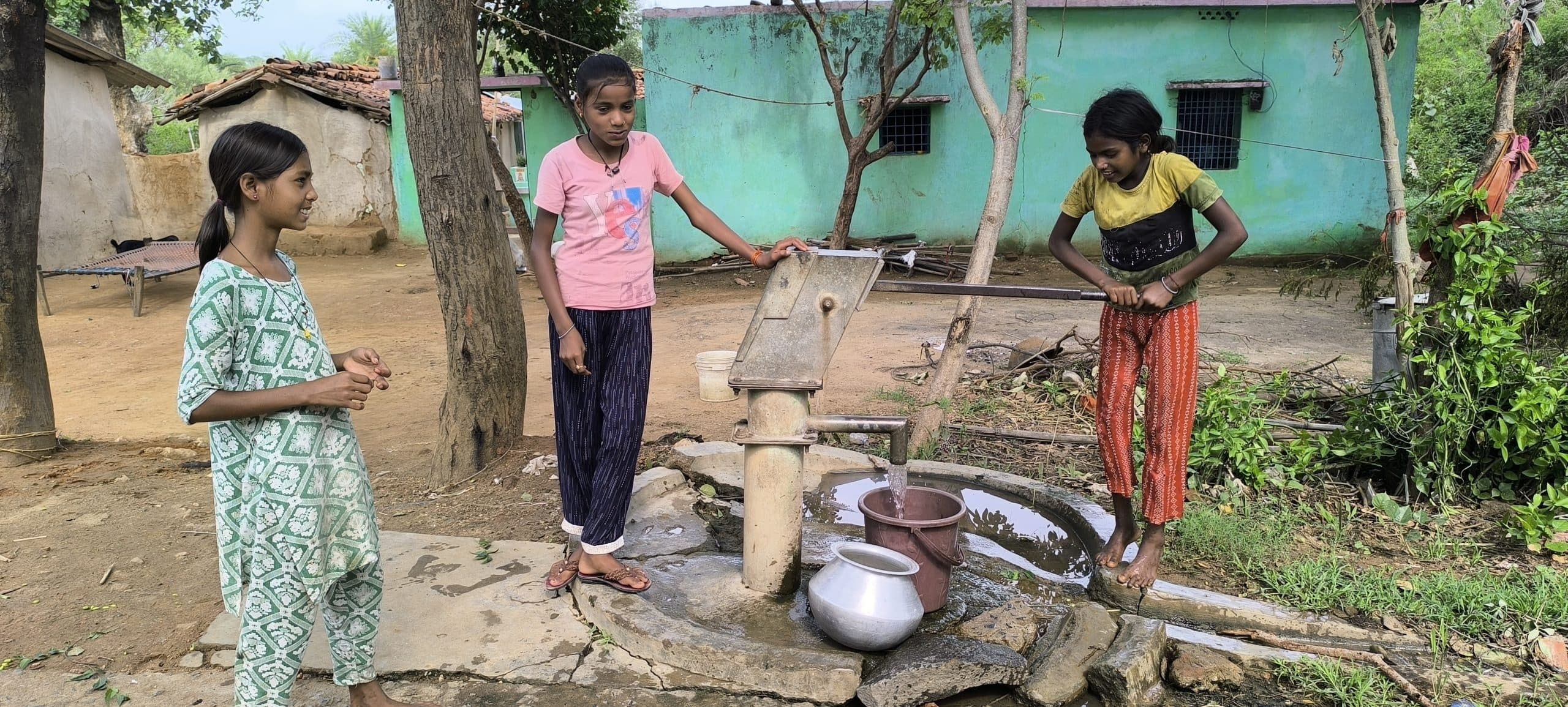 Giridih News :10 हजार की आबादी वाले वार्ड में न ढंग से बिजली आ रही न ही पानी मिल रहा