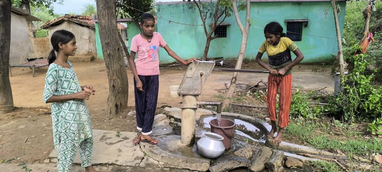Giridih News :10 हजार की आबादी वाले वार्ड में न ढंग से बिजली आ रही न ही पानी मिल रहा