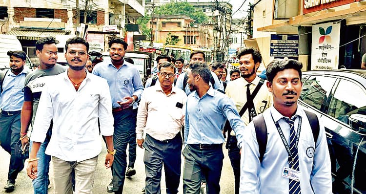 Ranchi News : फूटा गुस्सा, डीएसडब्ल्यू को छात्र पैदल ले गये कल्याण विभाग