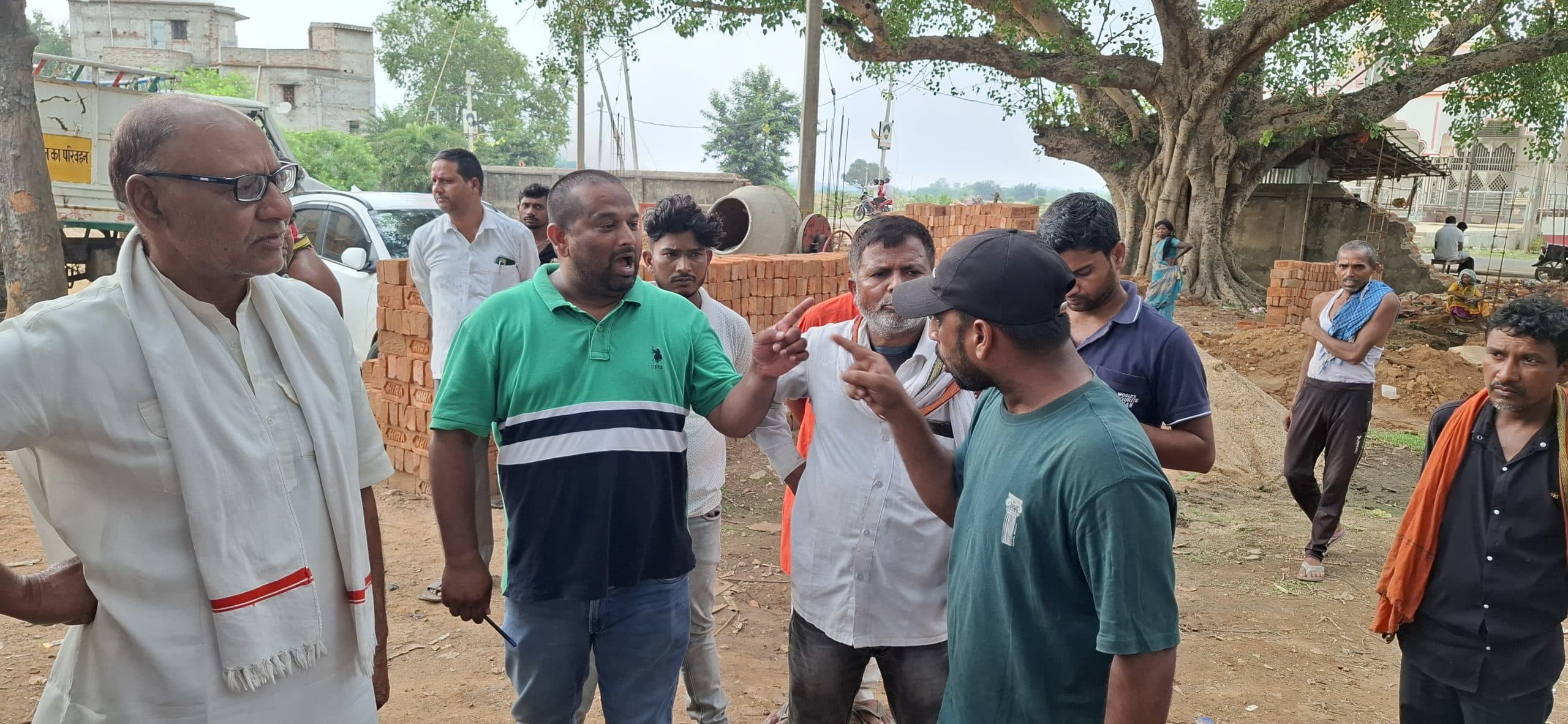 Giridih News :चालान से कम वजन चावल रहने पर हंगामा