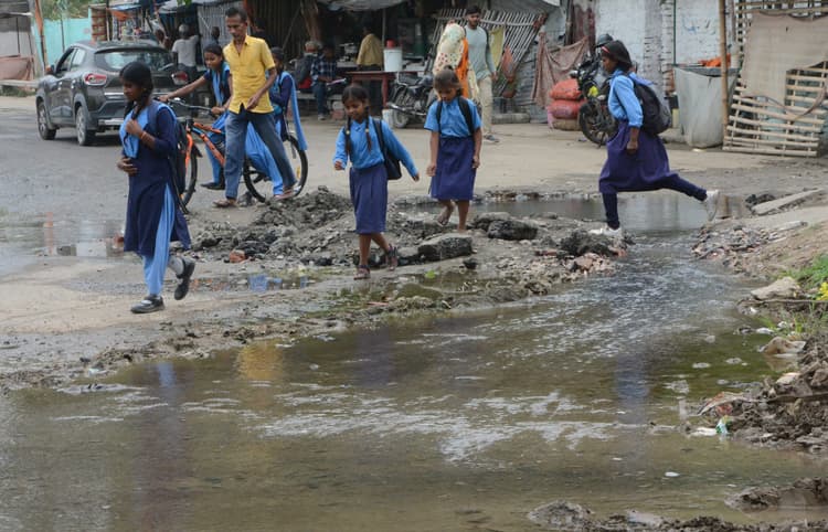Patna News : सड़क पर फैल रहा पानी, मरम्मत तो दूर, दो महीने में लीकेज को भी नहीं ढूंढ़ पाये
