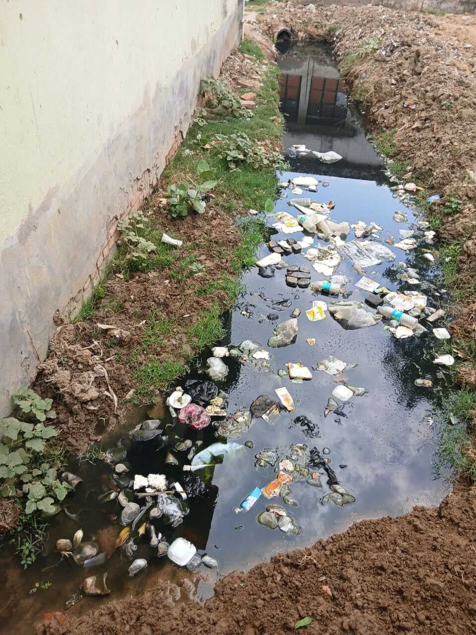 प्रखंड मुख्यालय परिसर में जा रहा मुख्य नाले का पानी