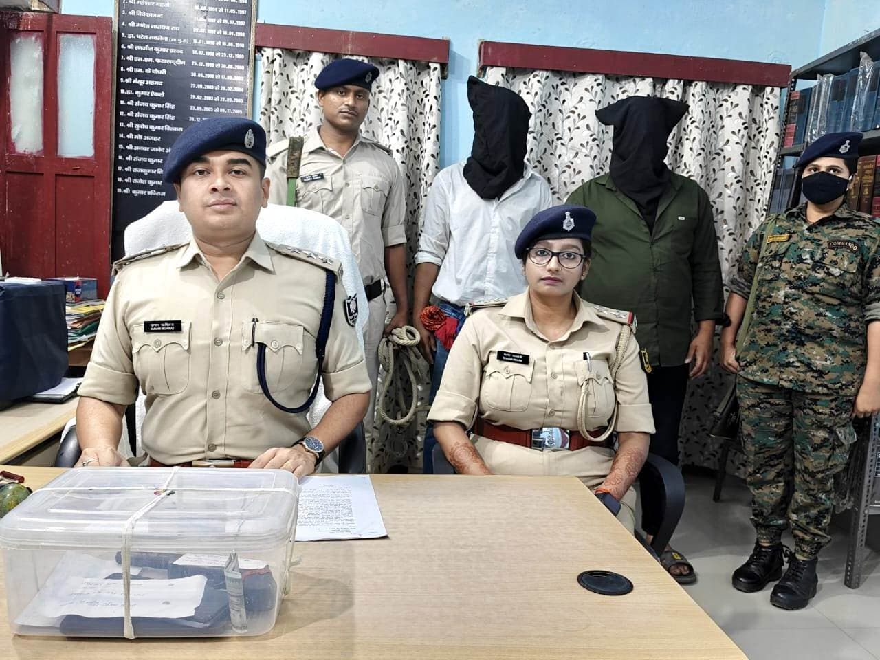 कट्टे के साथ दो युवक गिरफ्तार, बाइक जब्त