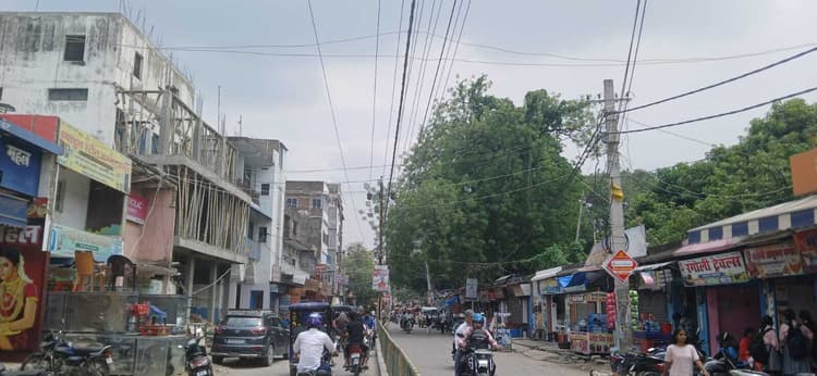 धूप-छांव में गुजरा दिन, उमस भरी गर्मी से बेहाल रहे लोग, पंखा बंद होते ही पसीने से भीग जा रहा पूरा का पूरा शरीर