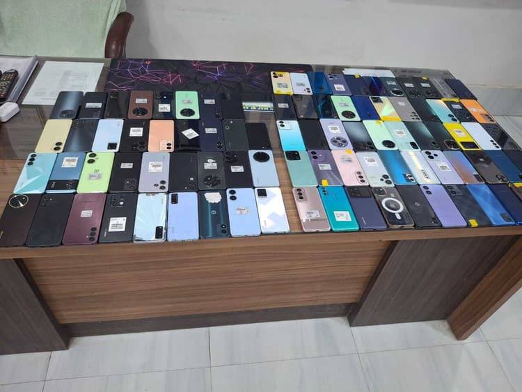 चोरी के 90 पीस मोबाइल के साथ दो गिरफ्तार