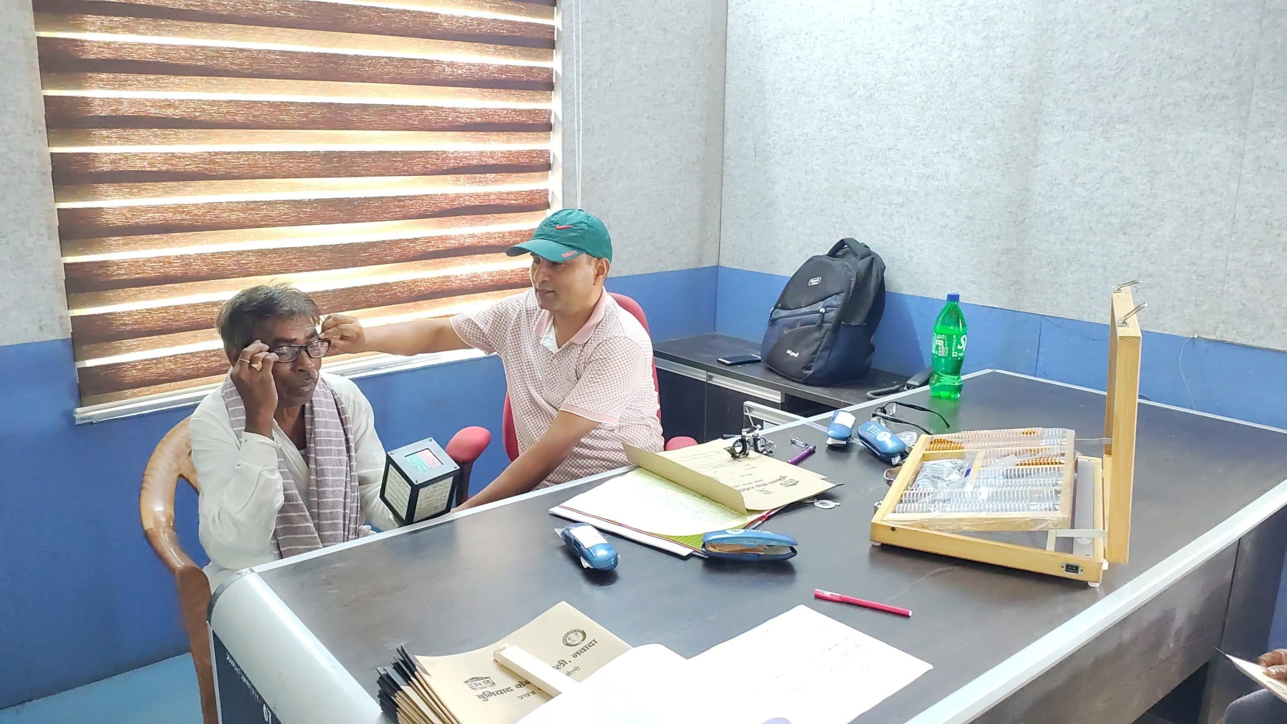 बुनियाद केंद्र में नेत्र जांच के लिए पहुंचे 72 ग्रामीण