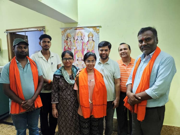 सीबीएसई 10वीं में टॉपर छात्रा यशिका को विहिप ने किया सम्मानित