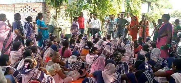 सात सूत्रीय मांगों को लेकर आशा दीदी हड़ताल पर, अस्पताल परिसर में दिया धरना