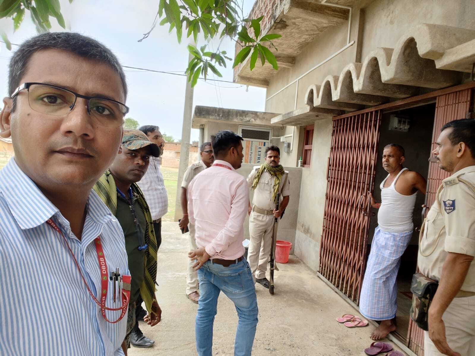 वारंट निर्गत ऋण धारकों के घर पर की गयी छापामारी