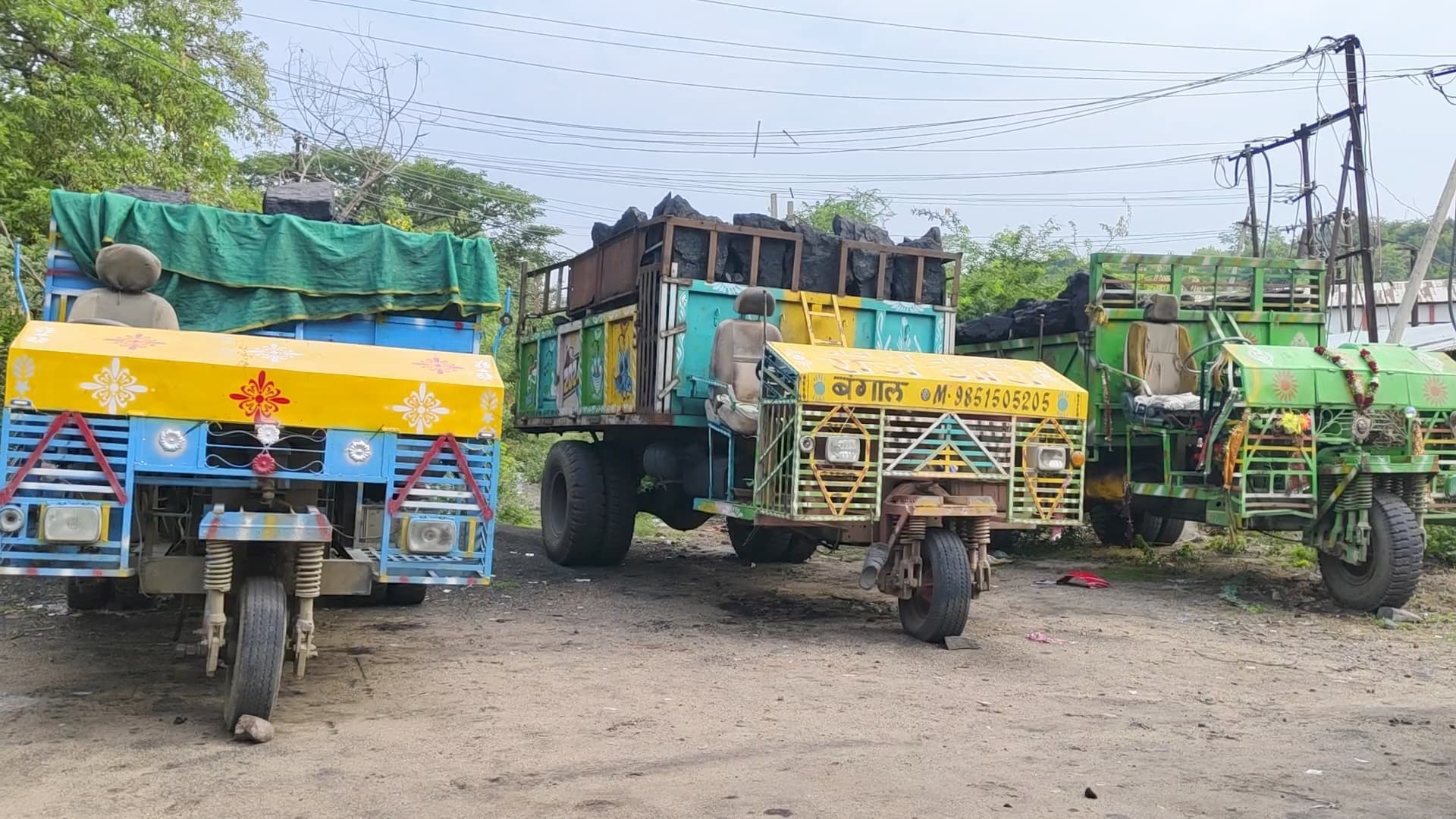 तीन जुगाड़ गाड़ी में लदे 40 टन कोयला जब्त