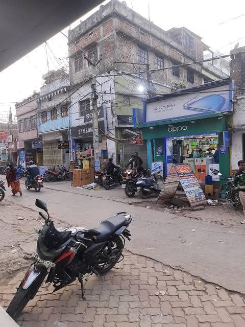 शहर में नाला के ऊपर बनाये गये पैदल पथ पर सज रहीं दुकानें