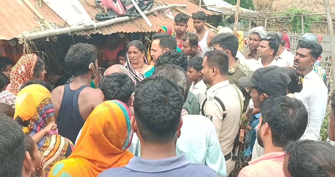 ग्रामीणों ने सोने की बाली लेकर भागने के आरोप में तीन महिलाओं को पकड़कर किया हंगामा