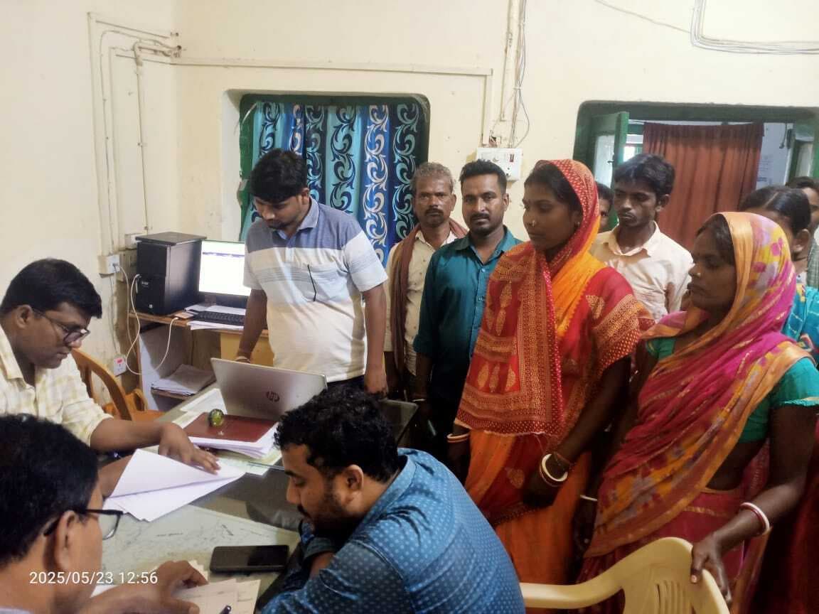 रास्ता को लेकर सीओ को ज्ञापन ग्रामीणों ने सौंपा