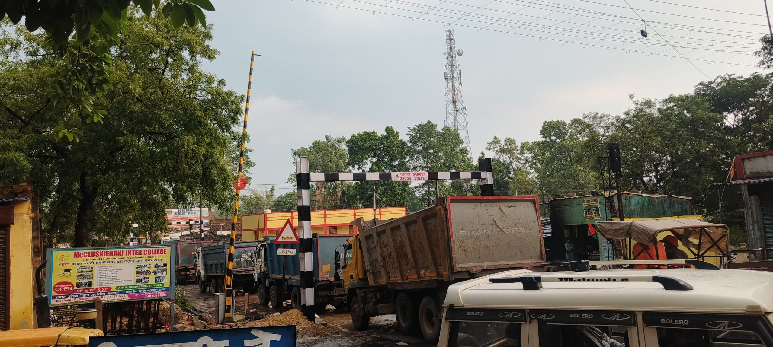 मैक्लुस्कीगंज के रास्ते हाइवा डंपर से हो रही कोयला ट्रांसपोर्टिंग, परेशानी