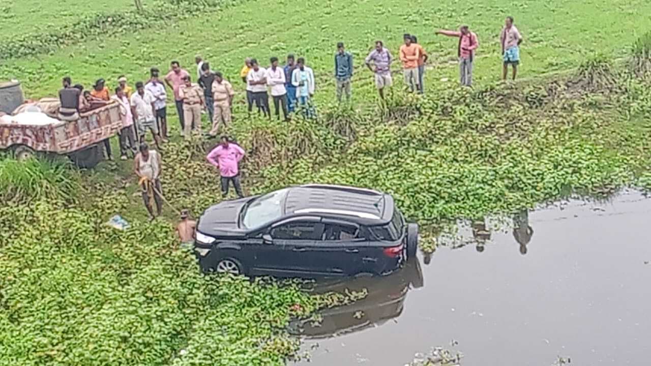 झौआ सड़क के पुल के पास पानी से कार बरामद